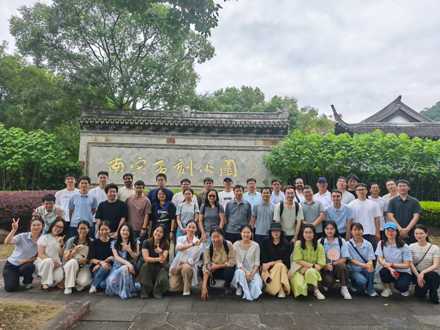 湖光相伴，同心同行——理学部开展2026年秋季团建活动